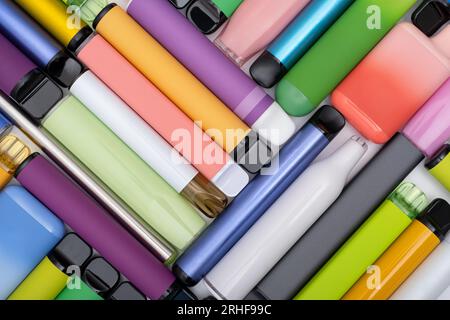 Concetto sintetico di nicotina. Varie sigarette elettroniche usa e getta. moderna alternativa fumatori, vaping e nicotina. Primo piano Foto Stock