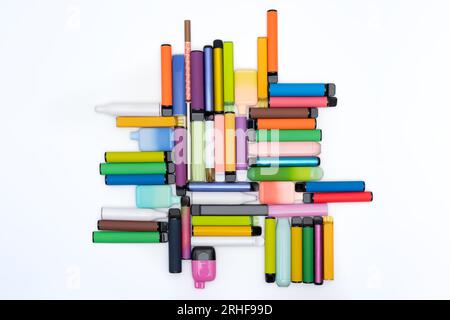 Concetto sintetico di nicotina. Varie sigarette elettroniche usa e getta. moderna alternativa fumatori, vaping e nicotina. Primo piano Foto Stock