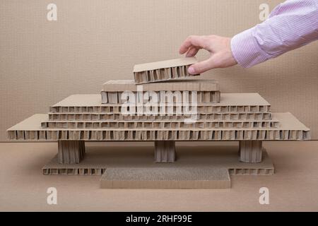 Modello di casa in cartone architettonico di base in tre dimensioni con materiale di carta riciclata. gli studenti presentano il loro lavoro in 3rd architect Foto Stock