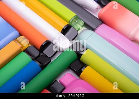 Concetto sintetico di nicotina. Varie sigarette elettroniche usa e getta. moderna alternativa fumatori, vaping e nicotina. Primo piano Foto Stock