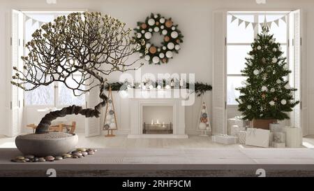 Ripiano in legno vintage con bonsai in ciottoli e fiori in vaso, fiori bianchi, oltre il soggiorno di Natale con albero e camino, interior design, cl Foto Stock