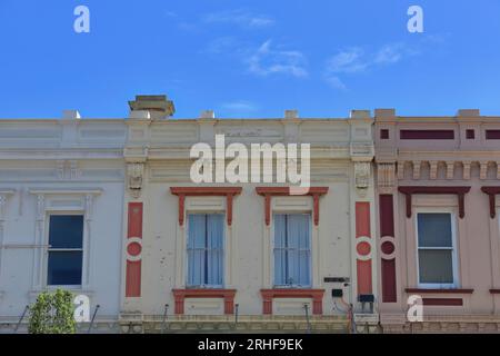 849 livello superiore di una fila di terrazze commerciali a due piani dal 1876-77 d.C. sul lato ovest di Liebig Street. Warrnambool-Australia. Foto Stock