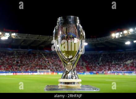 Il trofeo della Supercoppa UEFA in mostra davanti alla partita della Supercoppa UEFA presso lo Stadio Georgios Karaiskakis, Pireo. Data foto: Mercoledì 16 agosto 2023. Foto Stock