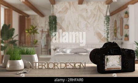 Architetto fotografo designer design desktop concept, macchina fotografica su scrivania in legno con schermo che mostra il progetto di interior design, camera da letto in legno bohémien in bo Foto Stock