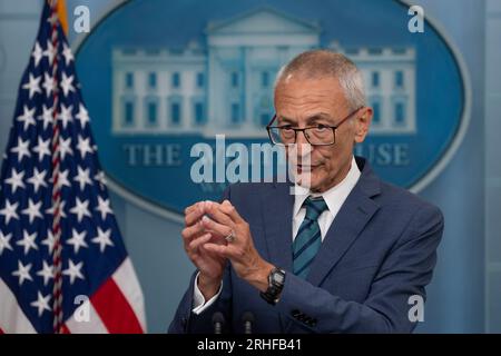 Washington, Stati Uniti. 16 agosto 2023. Il Senior Advisor del Presidente per l'innovazione nell'energia pulita John Podesta partecipa al briefing giornaliero alla Casa Bianca di Washington, DC mercoledì 16 agosto 2023. Foto di Chris Kleponis/UPI Credit: UPI/Alamy Live News Foto Stock