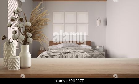 Tavolo in legno, scrivania o scaffale primo piano con vasi in ceramica con fiori di cotone su camera da letto minimalista con cornice mockup, stile boho interni design conc Foto Stock