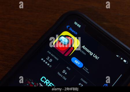 Logo dell'app Among Us visibile nell'App Store su iPhone. Among Us è un gioco di deduzione sociale multigiocatore online 2018 dello studio di gioco statunitense Innersloth Foto Stock