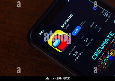 Logo dell'app Among Us visibile nell'App Store su iPhone. Among Us è un gioco di deduzione sociale multigiocatore online 2018 dello studio di gioco statunitense Innersloth Foto Stock