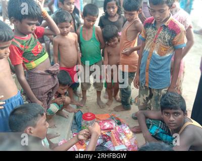 Venditore di giocattoli fuori dal campo profughi di Balukhali. Circa 919.000 rifugiati Rohingya vivono nei campi di Kutupalong e Nayapara nella regione del Bazar di Cox, che sono diventati alcuni dei campi più grandi e densamente popolati del mondo. Bangladesh. Foto Stock