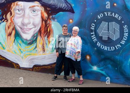 Edimburgo, Regno Unito. 15 agosto 2023. L'autore Val McDermid e il partner Jo Sharp si divertono all'Edinburgh Book Festival. Il festival del libro è al suo 40° anno. Credito: Tom Duffin/Alamy Live News. Foto Stock