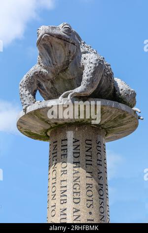 Toad (Crapaud) su una scultura a colonna, Charing Cross, St Helier, Jersey, Isole del canale Foto Stock