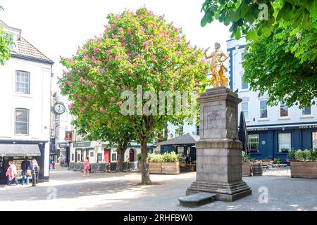 Statua dorata di re Giorgio II, Royal Square, St Helier, Jersey, Isole del Canale Foto Stock