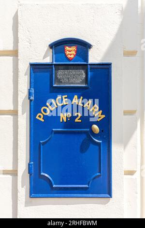 Box d'allarme per la polizia d'epoca a parete, Royal Square, St Helier, Jersey, Channel Islands Foto Stock