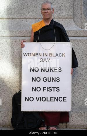 Londra, Regno Unito. 16 agosto 2023. Le attiviste per la pace "Women in Black" e della "Women's International League for Peace and Freedom" tengono la loro veglia settimanale presso la Statua di Edith Cavell a Charing Cross Road, pubblicizzare le loro ragioni per opporsi alla prossima fiera delle armi DSEI, che vede rappresentanti dei regimi di tutto il mondo visitare Londra per acquistare armi. Crediti: Ron Fassbender/Alamy Live News Foto Stock