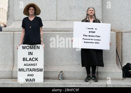 Londra, Regno Unito. 16 agosto 2023. Le attiviste per la pace "Women in Black" e della "Women's International League for Peace and Freedom" tengono la loro veglia settimanale presso la Statua di Edith Cavell a Charing Cross Road, pubblicizzare le loro ragioni per opporsi alla prossima fiera delle armi DSEI, che vede rappresentanti dei regimi di tutto il mondo visitare Londra per acquistare armi. Crediti: Ron Fassbender/Alamy Live News Foto Stock