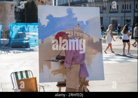 Madrid, Spagna. 16 agosto 2023. Il famoso pittore e scultore spagnolo Antonio Lopez lavora a una nuova opera d'arte in Piazza Sol, nel centro di Madrid. Crediti: Marcos del Mazo/Alamy Live News Foto Stock