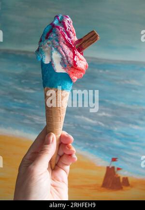 Primo piano sulla spiaggia con gelato di lusso a onde di calore Foto Stock