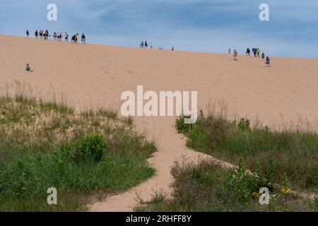 Gli escursionisti sulle dune si arrampicano nel Sleeping Bear National Seashore vicino a Empire, Michigan. Foto Stock