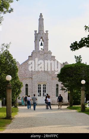 I turisti di fronte alla conchiglia di capesante hanno coperto la cappella di San Sebastiano, l'isola di la Toja, Pontevedra, Galizia, Spagna Foto Stock