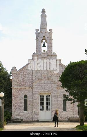 Un turista di fronte alla cappella di San Sebastiano, l'isola di la Toja, Pontevedra, Galizia, Spagna Foto Stock