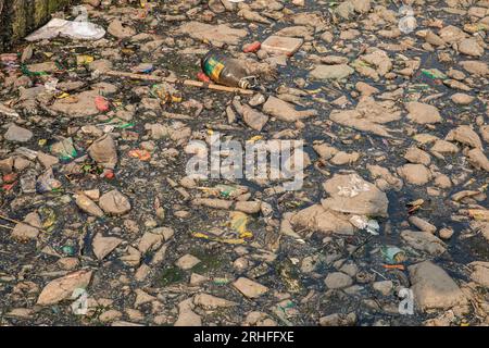 Un canale a Dacca coperto da diversi tipi di rifiuti plastici. Dhaka, Bangladesh Foto Stock