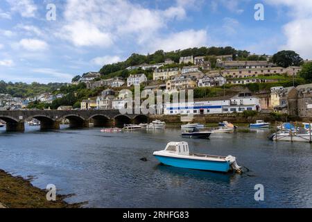 Looe, Regno Unito - agosto 2023: Vista del porto e del ponte ad arco sul fiume East Looe, che separa East Looe West Looe in Cornovaglia Foto Stock