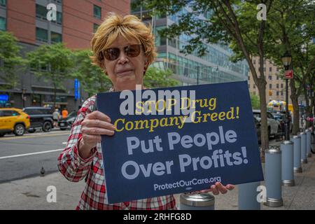 USA. 16 agosto 2023. Il 16 agosto 2023 NYC Health Advocates organizzò una manifestazione fuori dagli uffici di Jones Day a Manhattan, lo studio legale che attualmente rappresenta le società farmaceutiche che denunciano per fermare i negoziati medicare per abbassare i prezzi dei farmaci. L'azione si è svolta in solidarietà con le proteste in tutto il paese per rendere responsabili le società di droga per aver cercato di ritirare la nuova legge in tribunale come parte di Countdown per ridurre i costi della droga. (Foto di Erik McGregor/Sipa USA) credito: SIPA USA/Alamy Live News Foto Stock