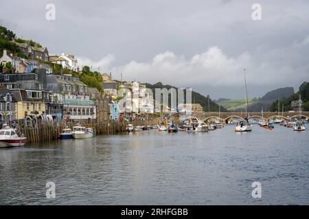 Looe, Regno Unito - agosto 2023: Vista del porto e del ponte ad arco sul fiume East Looe, che separa East Looe West Looe in Cornovaglia Foto Stock