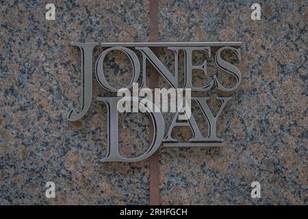 USA. 16 agosto 2023. Tendone all'ingresso principale degli uffici dello studio legale Jones Day a Manhattan. (Foto di Erik McGregor/Sipa USA) credito: SIPA USA/Alamy Live News Foto Stock