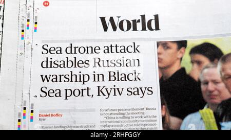 "L'attacco con droni di mare disabilita la nave da guerra russa nel porto del Mar Nero, Kyiv Says", titolo del quotidiano Guardian Russia Ucraina guerra articolo 5 agosto 2023 Regno Unito Foto Stock