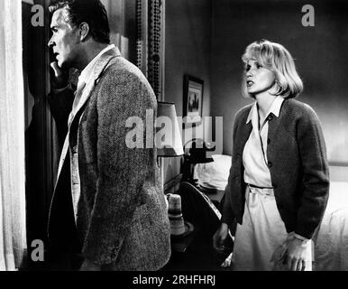 James Garner, Eva Marie Saint, sul set del film, '36 Hours', MGM, 1965 Foto Stock