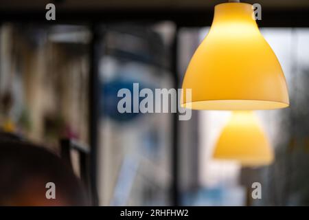 Una fila di lampade all'interno del ristorante. Lampade moderne come il design degli interni del ristorante. Foto Stock