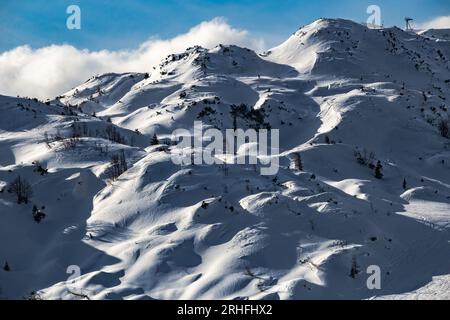 Bohinj, Slovenia - Vista invernale della splendida montagna innevata Vogel nelle Alpi del Parco Nazionale del Triglav in una giornata invernale soleggiata con cielo blu Foto Stock