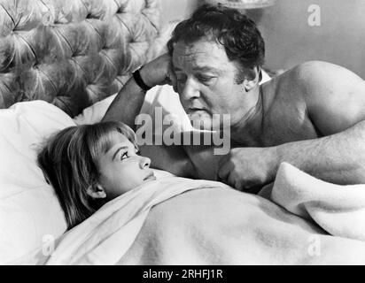 Judy Geeson, Rod Steiger, sul set di The British Film, 'Three into Two Won't Go', The Rank Organization, Universal Pictures, 1969 Foto Stock