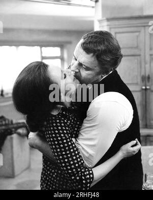 Claire Bloom, Rod Steiger, sul set di The British Film, 'Three into Two Won't Go', The Rank Organization, Universal Pictures, 1969 Foto Stock