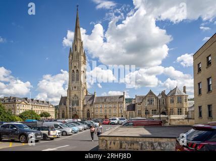 St John the Evangelist's Church e parcheggio in centro città a Bath, Regno Unito, il 16 agosto 2023 Foto Stock