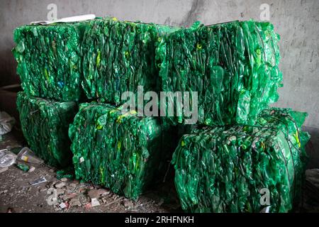 Bottiglie di plastica riciclabili compattate presso un impianto di riciclaggio a Dacca, Bangladesh. Foto Stock