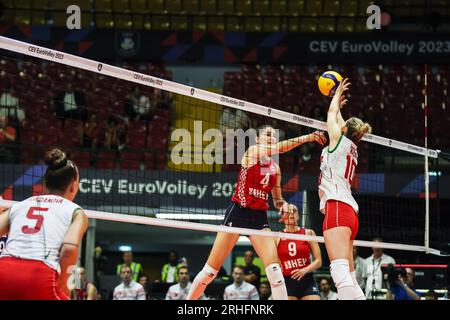 Monza, Italia. 16 agosto 2023. Bozana Butigan #4 della Croazia in azione durante il CEV EuroVolley 2023 Women Final Round Pool B, partita di pallavolo tra Bulgaria e Croazia all'Arena di Monza, Monza, Italia il 16 agosto 2023 Credit: Independent Photo Agency/Alamy Live News Foto Stock