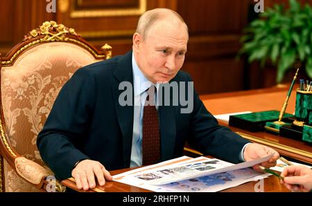 Mosca, Russia. 14 agosto 2023. Il presidente russo Vladimir Putin ascolta il CEO di Rosatom Alexey Likhachev, durante un incontro faccia a faccia al Cremlino, il 14 agosto 2023, a Mosca, in Russia. Credito: Alexander Kazakov/Cremlino Pool/Alamy Live News Foto Stock