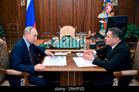 Mosca, Russia. 14 agosto 2023. Il presidente russo Vladimir Putin ascolta il CEO di Rosatom Alexey Likhachev, giusto, durante un incontro faccia a faccia al Cremlino, il 14 agosto 2023 a Mosca, in Russia. Credito: Alexander Kazakov/Cremlino Pool/Alamy Live News Foto Stock