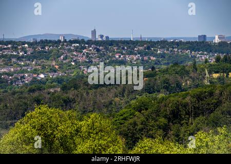 Lo skyline di Essen, grattacieli nel centro della città, vista a ovest, sul distretto di Heisingen, da Velbert, NRW, Germania Foto Stock