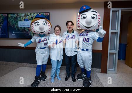 New York City, Stati Uniti. 14 agosto 2023. Il Vice Presidente di Taiwan William Lai, 2a destra, e il Rappresentante di Taiwan negli Stati Uniti Hsiao Bi-khim, 2a sinistra, posano con le mascotte dei New York Mets Mister and Mrs Met al Citi Field, 14 agosto 2023 a New York City, New York. Lai ha partecipato a una partita di baseball professionistico dei New York Mets durante una sosta durante il suo viaggio da Taipei al Paraguay. Credito: Shufu Liu/Taiwan Presidential Office/Alamy Live News Foto Stock