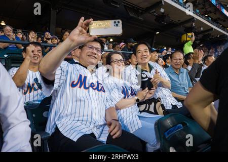 New York City, Stati Uniti. 14 agosto 2023. Il vicepresidente di Taiwan William Lai, a destra, e il rappresentante di Taiwan negli Stati Uniti Hsiao Bi-khim, al centro, posa per un selfie durante i New York Mets vs Oakland Athletics al Citi Field, 14 agosto 2023 a New York City, New York. Lai ha partecipato a una partita di baseball professionistico dei New York Mets durante una sosta durante il suo viaggio da Taipei al Paraguay. Credito: Shufu Liu/Taiwan Presidential Office/Alamy Live News Foto Stock