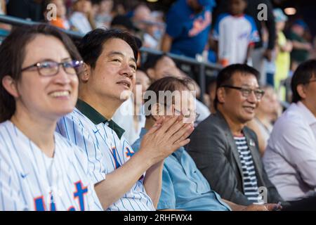 New York City, Stati Uniti. 14 agosto 2023. Il vicepresidente di Taiwan William Lai, centro, e rappresentante di Taiwan negli Stati Uniti Hsiao Bi-khim, ha lasciato, guarda i New York Mets giocare gli Oakland Athletics al Citi Field, il 14 agosto 2023 a New York City, New York. Lai ha partecipato a una partita di baseball professionistico dei New York Mets durante una sosta durante il suo viaggio da Taipei al Paraguay. Credito: Shufu Liu/Taiwan Presidential Office/Alamy Live News Foto Stock