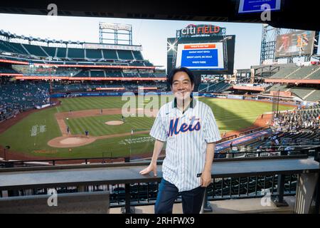 New York City, Stati Uniti. 14 agosto 2023. Il vicepresidente di Taiwan William Lai si pone con il City Field dietro prima dell'inizio dei New York Mets vs Oakland Athletics, il 14 agosto 2023 a New York City, New York. Lai ha partecipato a una partita di baseball professionistico dei New York Mets durante una sosta durante il suo viaggio da Taipei al Paraguay. Credito: Shufu Liu/Taiwan Presidential Office/Alamy Live News Foto Stock