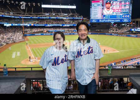 New York City, Stati Uniti. 14 agosto 2023. Il vicepresidente di Taiwan William Lai, a destra, posa con il rappresentante di Taiwan negli Stati Uniti Hsiao Bi-khim, a sinistra, prima dell'inizio dei New York Mets vs Oakland Athletics al Citi Field, 14 agosto 2023 a New York City, New York. Lai ha partecipato a una partita di baseball professionistico dei New York Mets durante una sosta durante il suo viaggio da Taipei al Paraguay. Credito: Shufu Liu/Taiwan Presidential Office/Alamy Live News Foto Stock