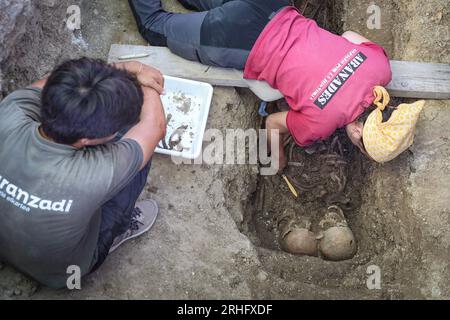 Madrid, Spagna. 16 agosto 2023. Gli esperti forensi della società scientifica Aranzadi durante l'esumazione. Il lavoro di esumazione continua sulle ossa di coloro che sono stati rapiti dalla dittatura Franco nel cimitero della città di Colmenar Viejo a Madrid. (Immagine di credito: © David Canales/SOPA Images via ZUMA Press Wire) SOLO USO EDITORIALE! Non per USO commerciale! Foto Stock