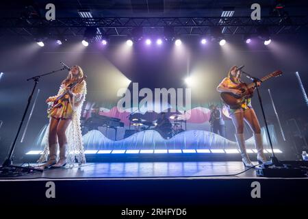 Edimburgo, Regno Unito. 16 agosto 2023. First Aid Kit si esibiscono dal vivo alla Edinburgh O2 Academy mercoledì 16 agosto 2023 Band membri: Klara Söderberg - voce, chitarra, tastiere Johanna Söderberg - voce, basso, tastiere, autoharp Freja 'Freja the Dragon' Drakenberg - tastiere Scott Simpson - batteria Johannes Runemark - chitarra e mandolino credito: Alan Rennie/Alamy Live News Foto Stock