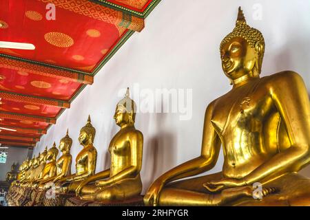 Linea dei Buddha dorati colorati Phra Rabiang Wat Pho po Temple Complex Bangkok Thailandia. Tempio costruito negli anni '1600 Phra contiene molti storici b Foto Stock