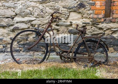 Vecchia bicicletta rotta Foto Stock